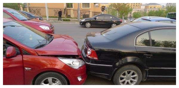 前方红灯慢慢开等绿灯