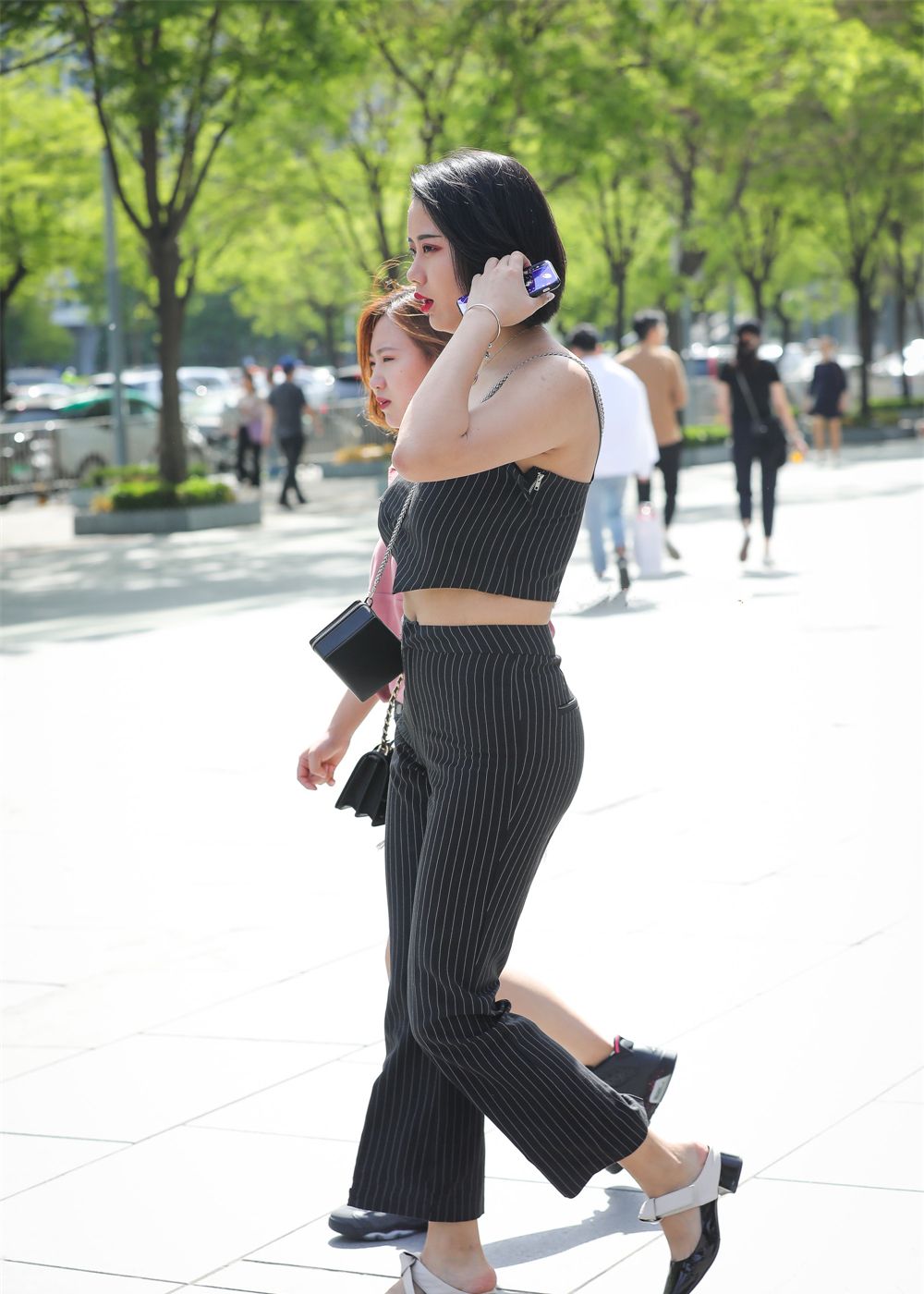 街拍:丰满美少妇肌肤如玉,身姿柔美,浑身散发成熟女人魅力!_新浪新闻