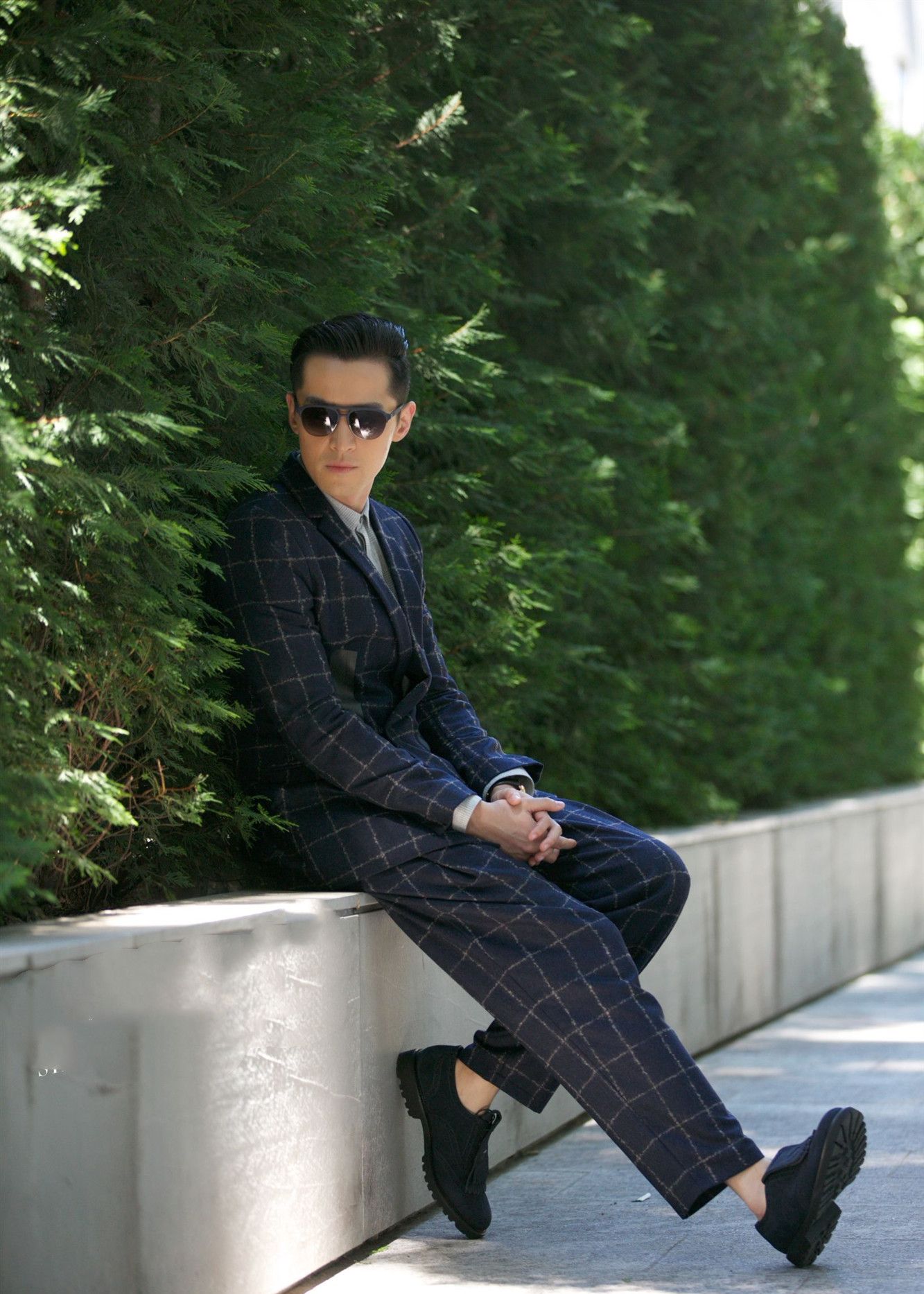 胡歌:潇洒帅气的西服,优雅的站姿,尽显男人成熟的魅力|站姿|西服|墨镜