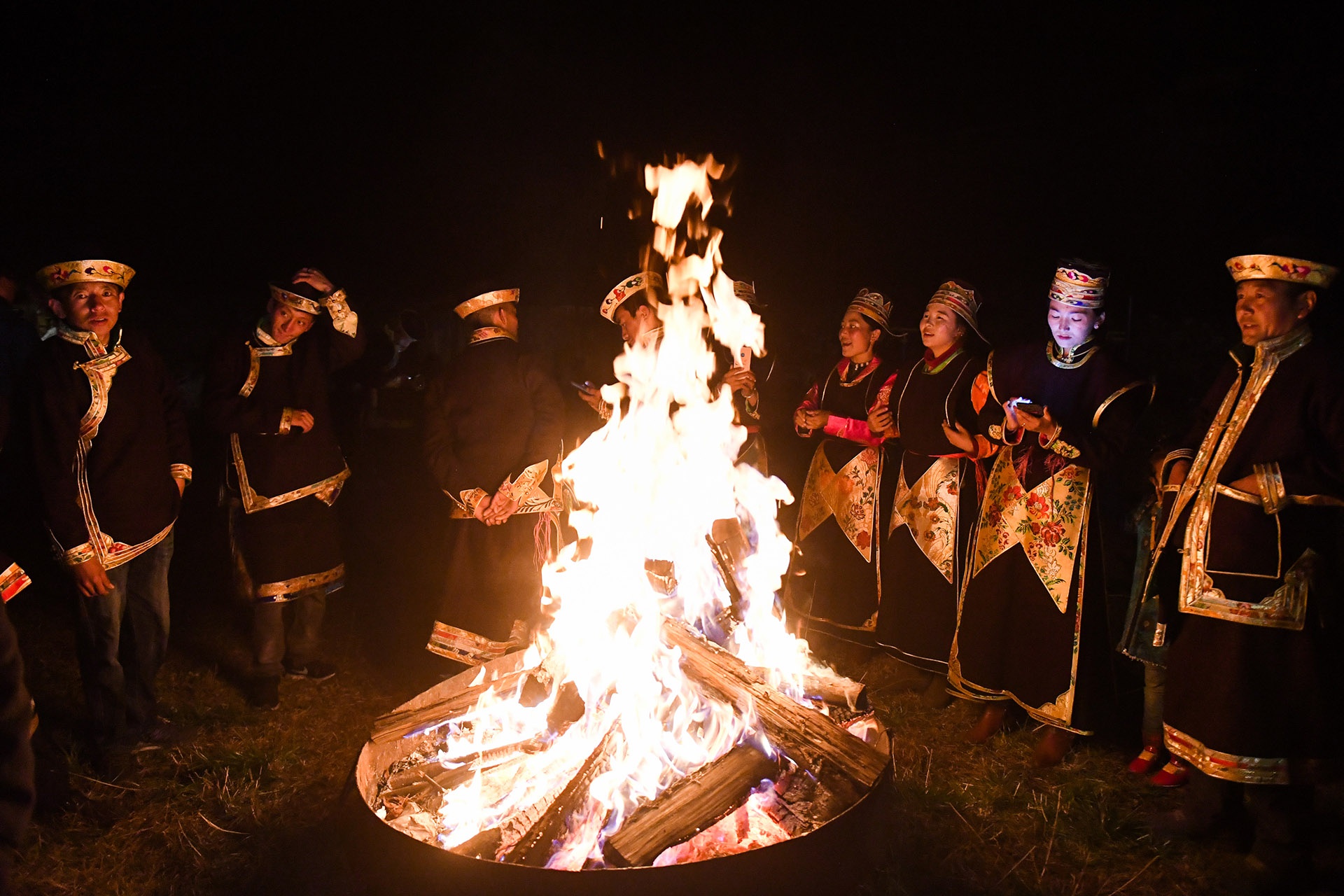 中国最早新年来了初冬入住林芝华侨城南山营地带你提前过年