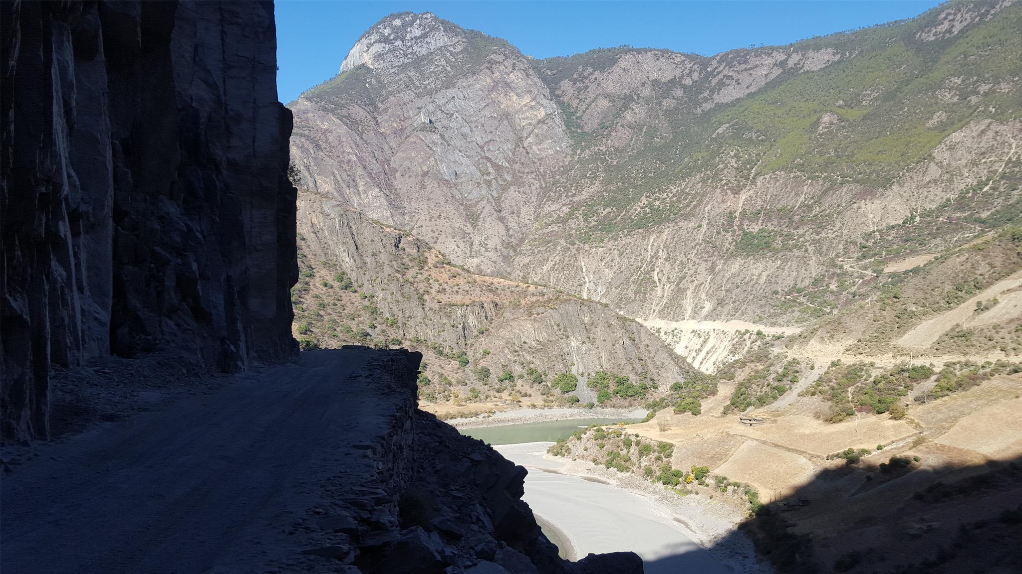 九,騎行西藏丙察察,經察瓦龍進入雲南貢山,險要的怒江峽谷