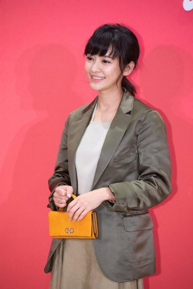 陈意涵产后满月高调秀腰,绸缎西服搭高腰肚脐装,哪像刚生过孩子