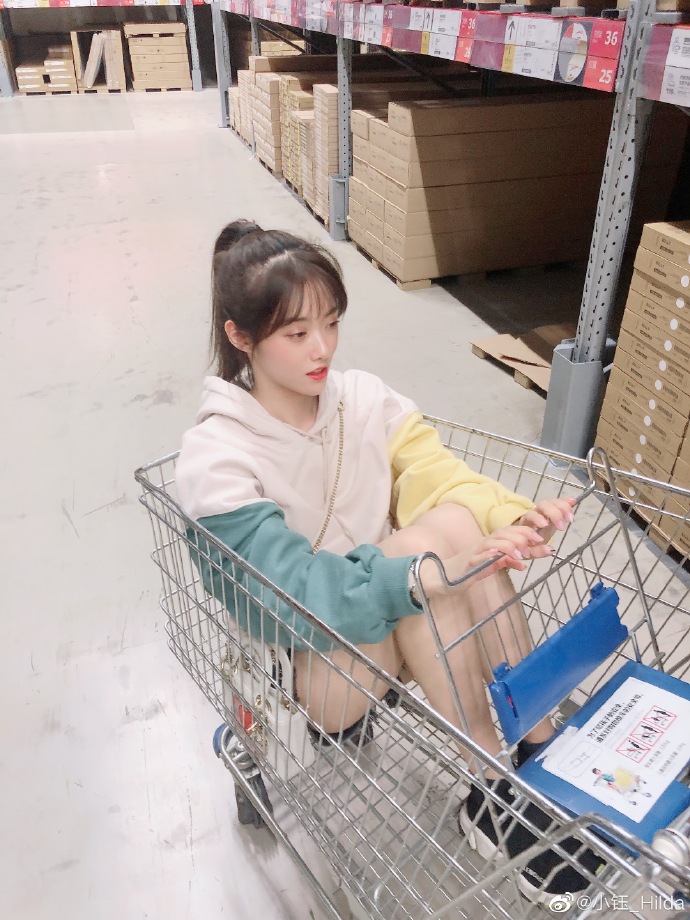 英雄联盟官方美女主持人ig肉鸡女朋友小钰写真美照