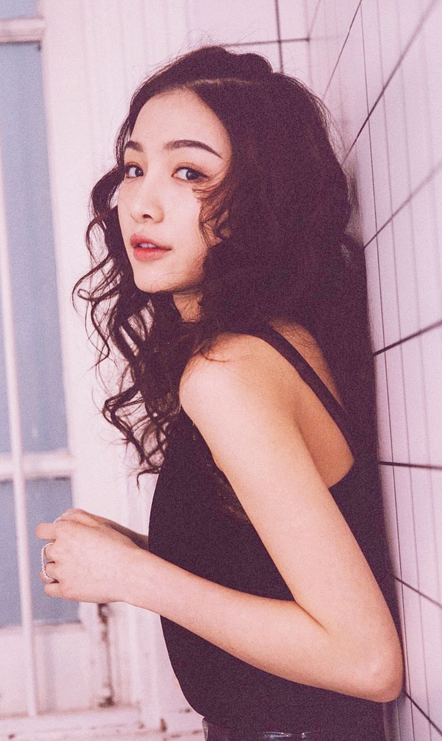 骨感女星张南写真:精致的脸蛋,瘦削的骨架,非常别致的瘦美人!|张南|脸蛋|美人|骨架|红唇_新浪新闻