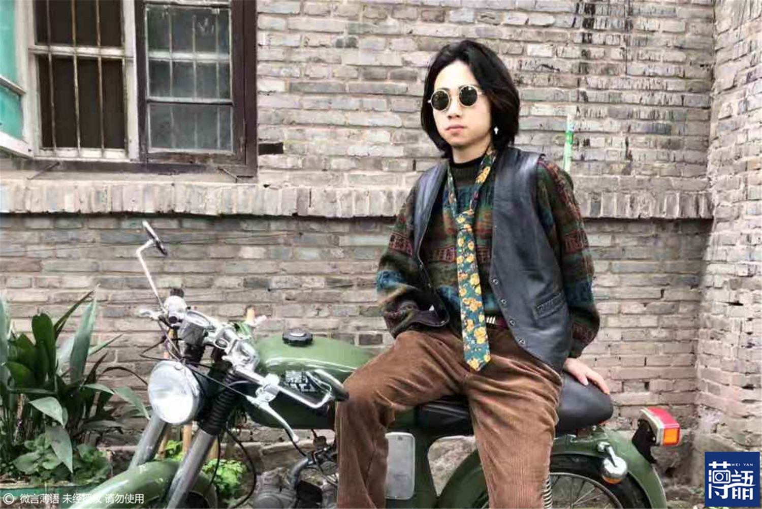 一开始,龚常林都是独自一人模仿80年代风格的穿搭.