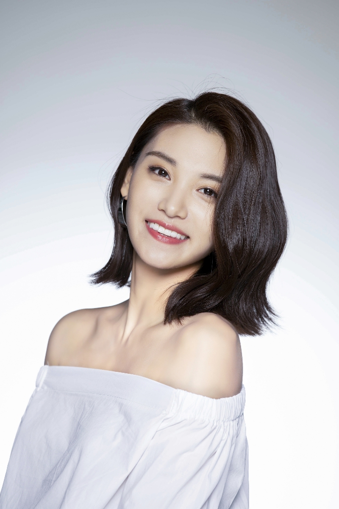 演员王嘉宁曝最新写真表情鬼马尽显百变活力