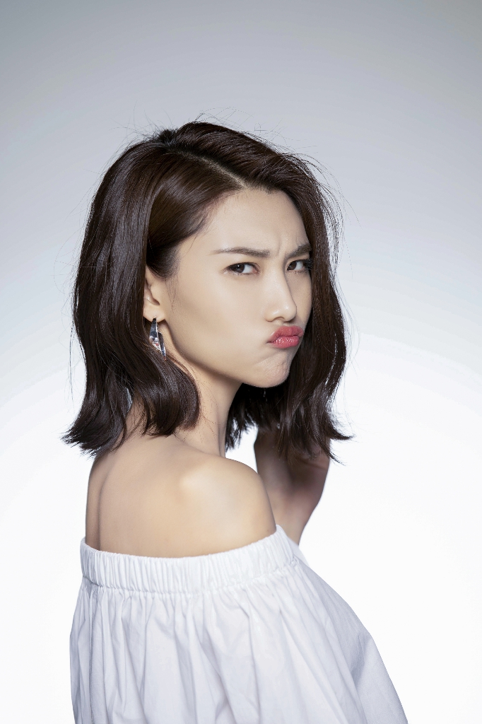 演员王嘉宁曝最新写真表情鬼马尽显百变活力