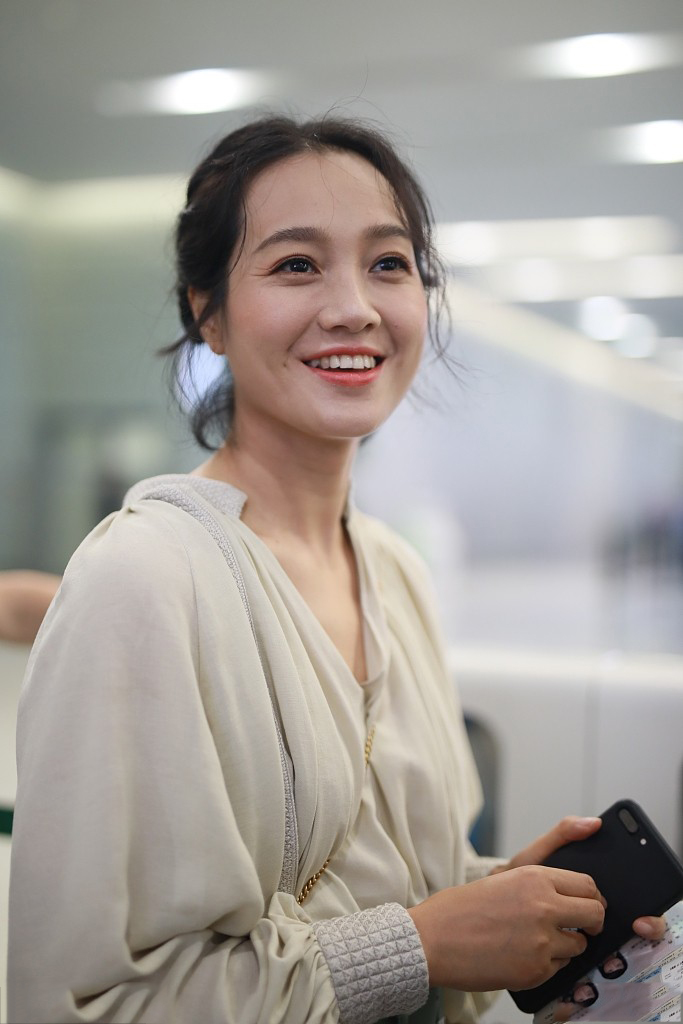 朱丹穿仙女裙化精致妆容,颜值重回巅峰,但大脸盘和鱼尾纹出戏