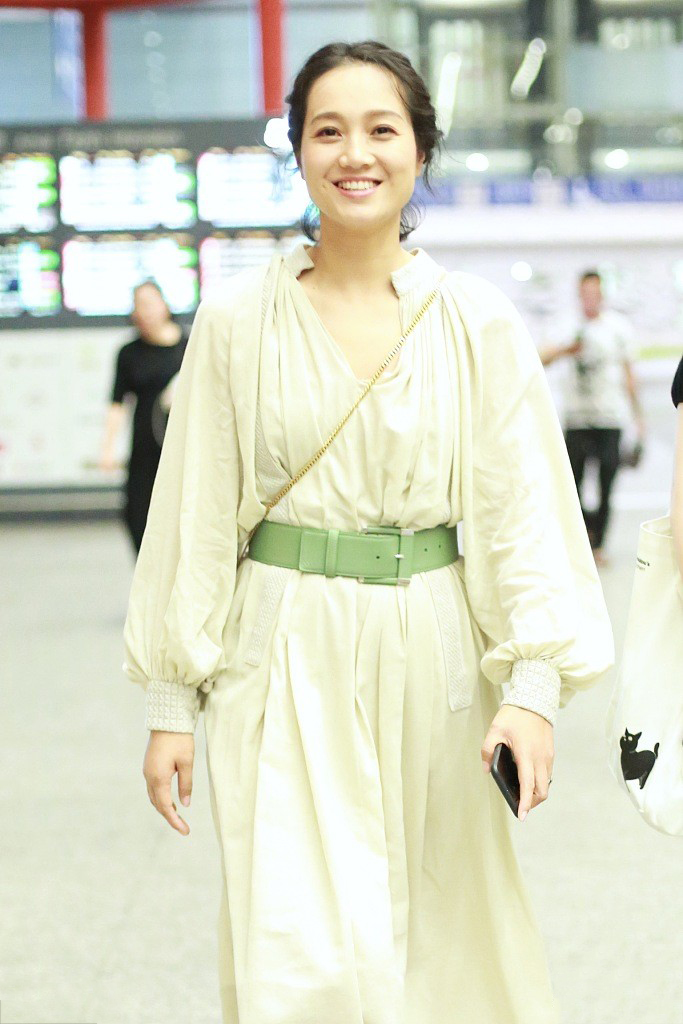 朱丹穿仙女裙化精致妆容,颜值重回巅峰,但大脸盘和鱼尾纹出戏