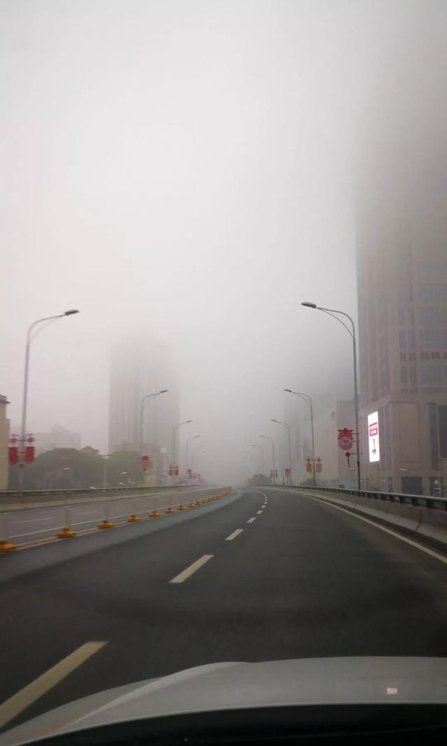 出门小心今天早上的雾好大晚上冷空气携雨水降温大风抵汉