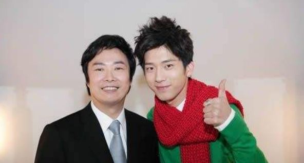 张美娥参加江苏卫视《看见你的声音》与费玉清合影,二人都很开心啊.