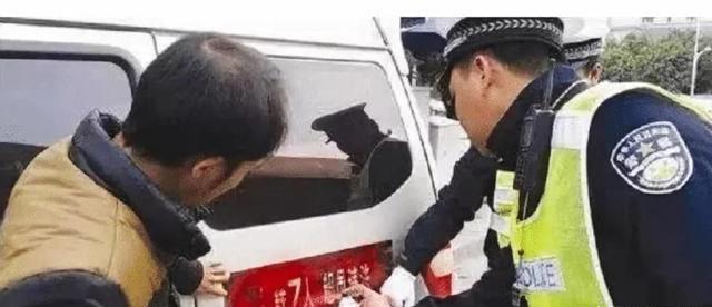 车管所提醒：新车上牌被无故喷字，以后遇到可以直接举报