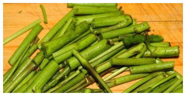 这种野菜在夏季农村遍地都是,常吃不仅能消毒防暑,还可改善气色|拐棒