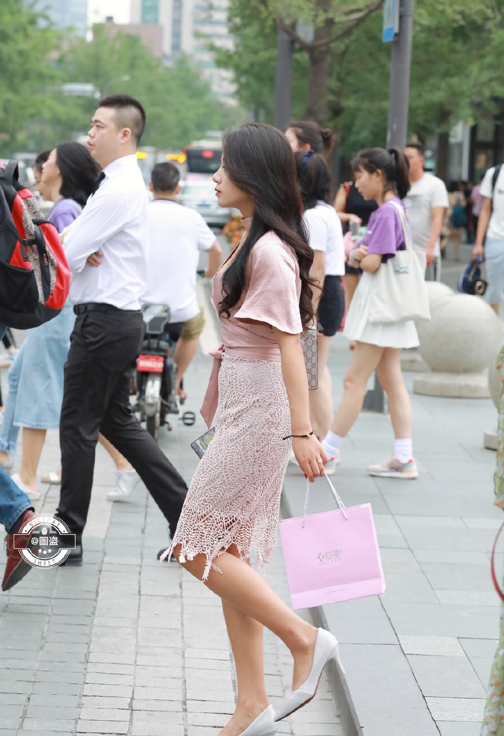 时尚街拍:不容反驳,本年度最美街拍图,小姐姐裙摆飞扬仙气十足