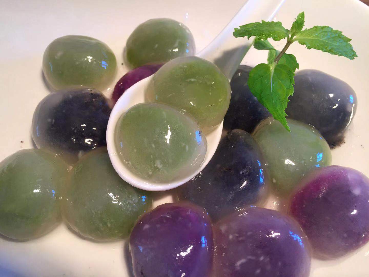 彩色水晶汤圆,紫薯,抹茶,黑芝麻美得让人不忍下口