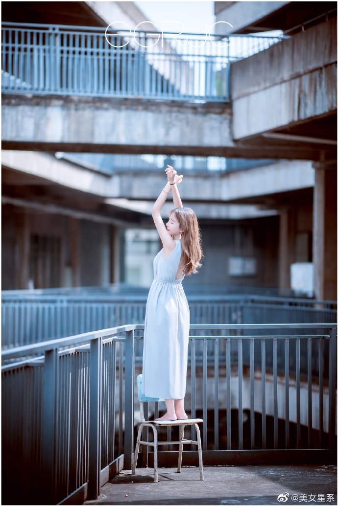 清新脱俗的女生,真的很唯美呢.