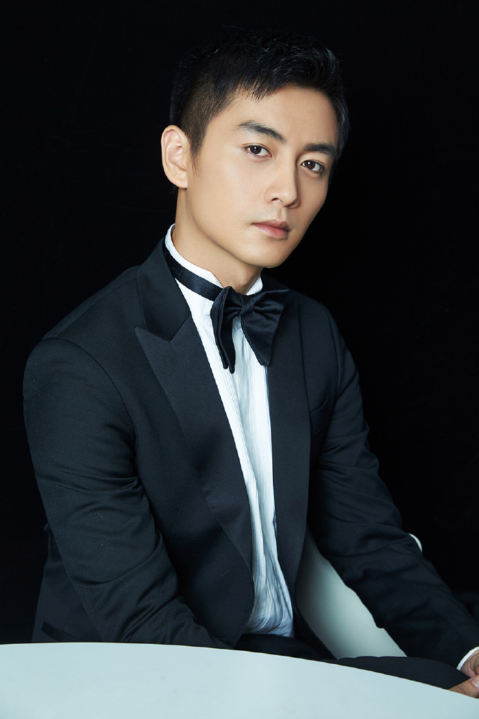 陈晓一身帅气西装,简约而不失格调