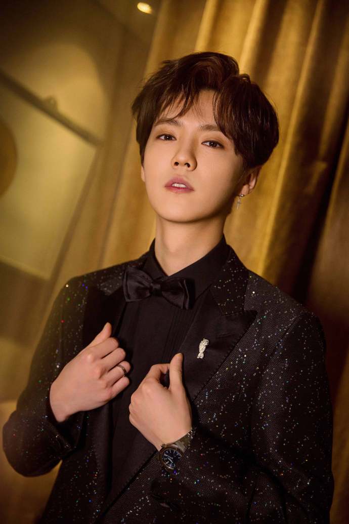 鹿晗近日出席活动的西装造型十足吸睛,抬眼回眸间让人心动