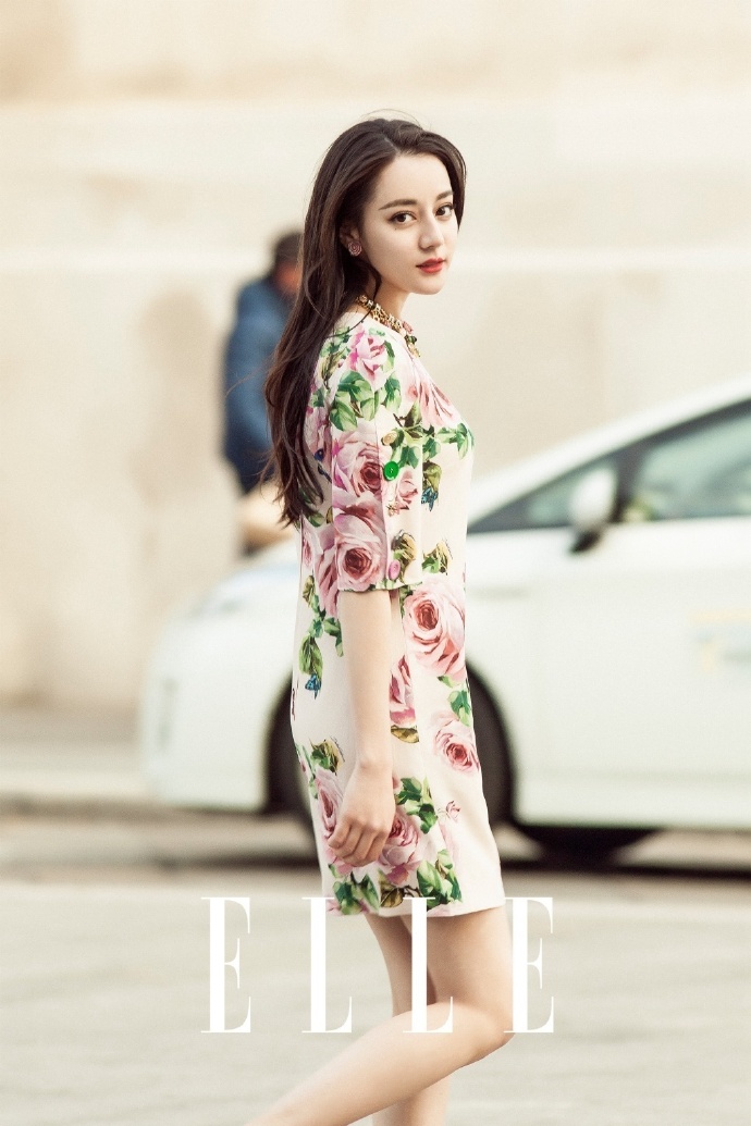 迪丽热巴行走在古老的米兰街头,摄人心魄的美让人移不开视线