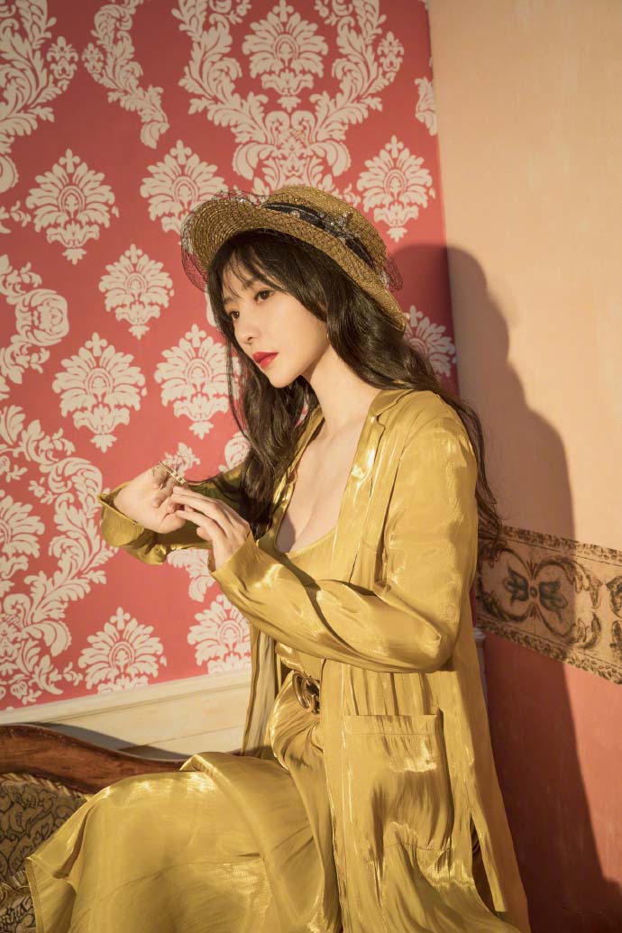 柳岩居家慵懒闲适写真性感妩媚