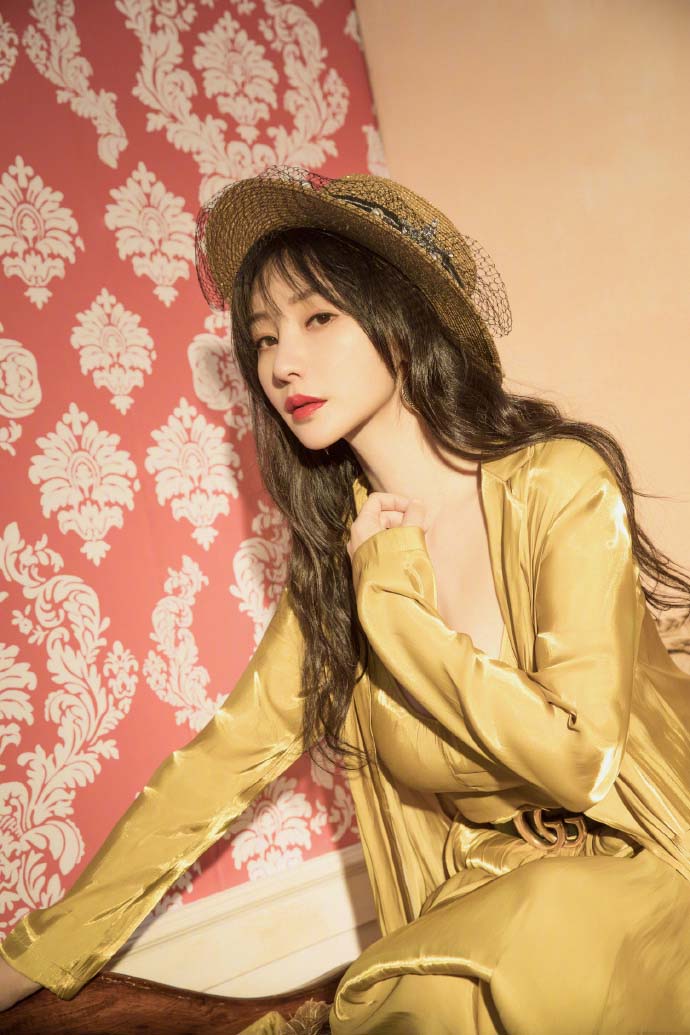 柳岩居家慵懒闲适写真性感妩媚