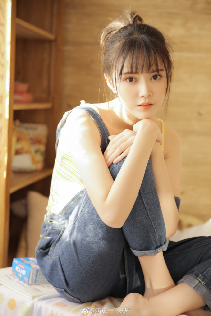 可爱女演员徐艺方自拍写真美照欣赏