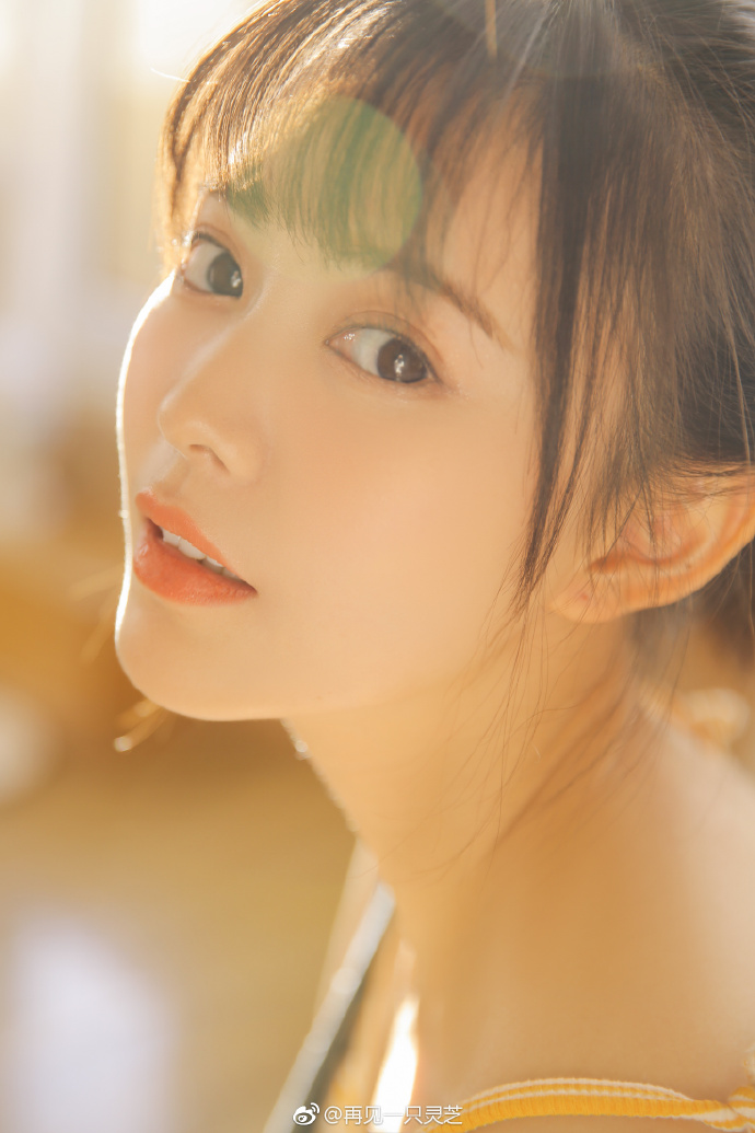 可爱女演员徐艺方自拍写真美照欣赏