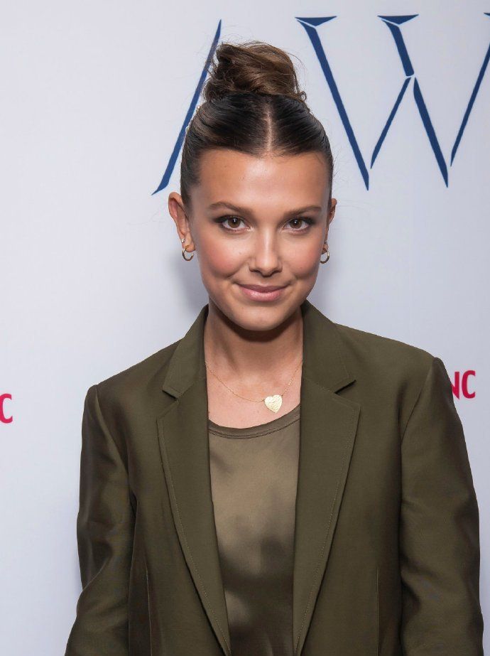 米莉出席美妆颁奖典礼,一袭绿色系造型闪亮登场,15岁太成熟了