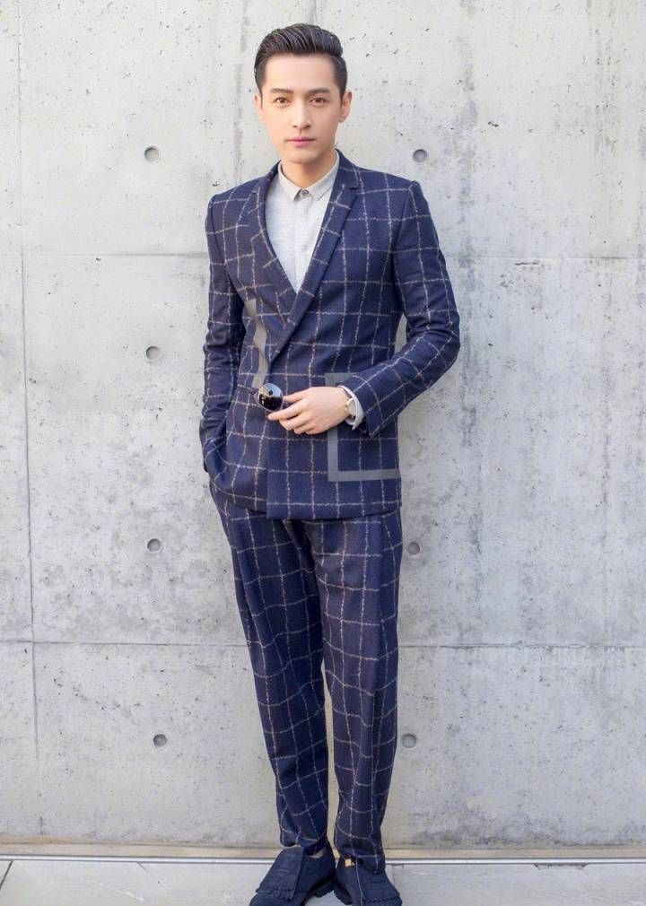 胡歌:潇洒帅气的西服,优雅的站姿,尽显男人成熟的魅力|站姿|西服|墨镜