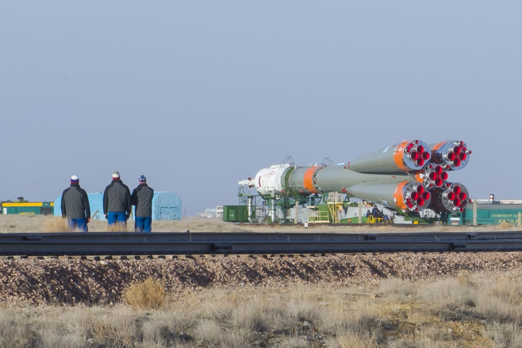 火箭转运现场.俄罗斯飞船发射前请牧师现场祈祷.