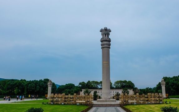 阿育王柱是国内罕见的由整根花岗岩手工雕刻而成的石柱