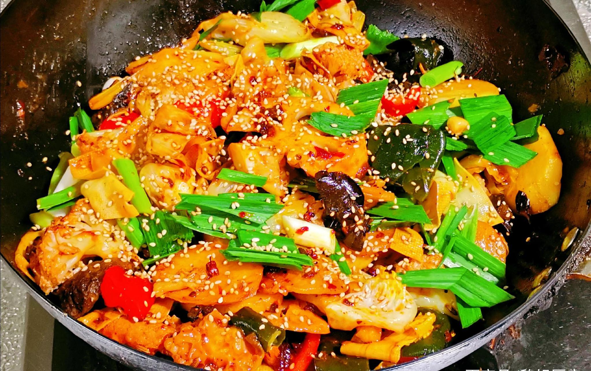 它麻辣鲜香,食材选择自由,荤素一锅出还超级下饭哦