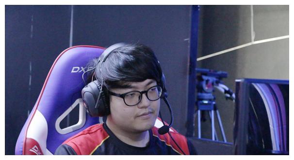 金贡掌握txt发语音术,网友:西八侠是直播界的骂人鬼才