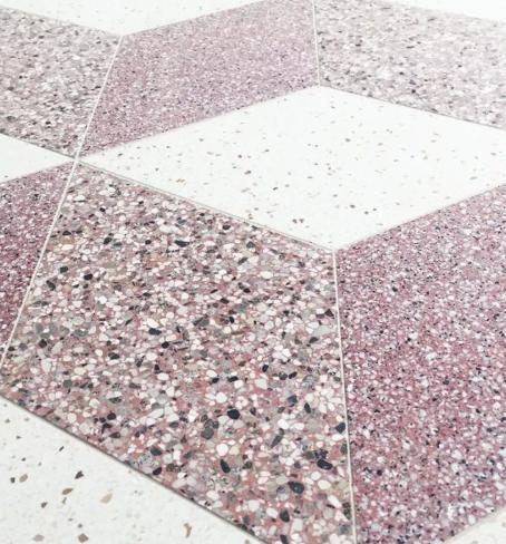 地面装修不流行铺瓷砖了，以前被弃用的水磨石，如今玩出了新花样