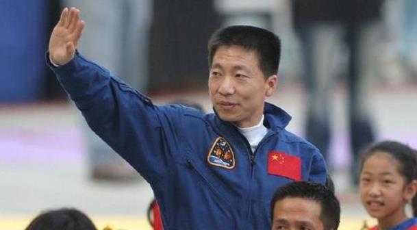 为何杨利伟不再上天,景海鹏3次进入太空?