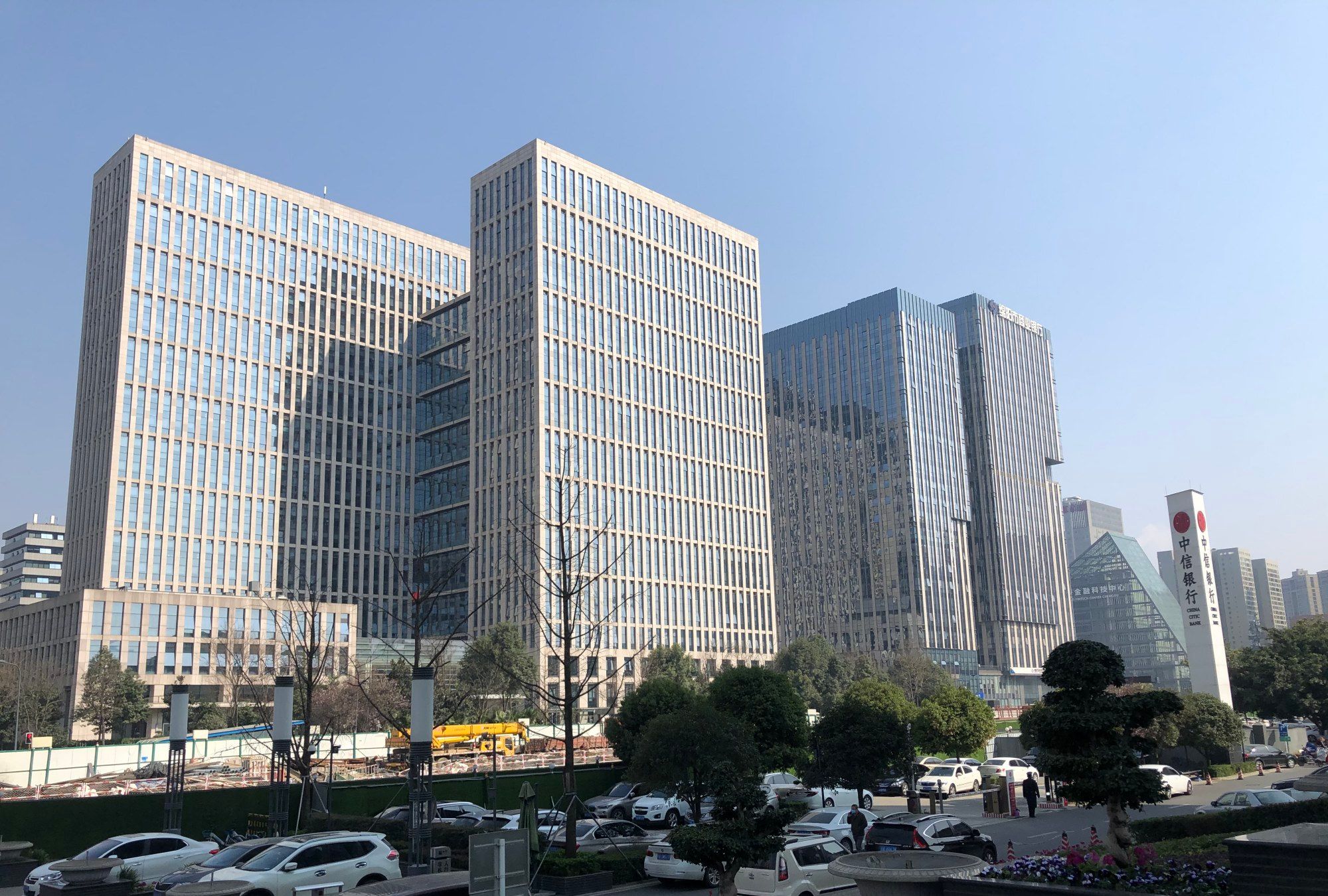 最新街拍,新一线城市的成都,国际金融中心和奥克斯广场