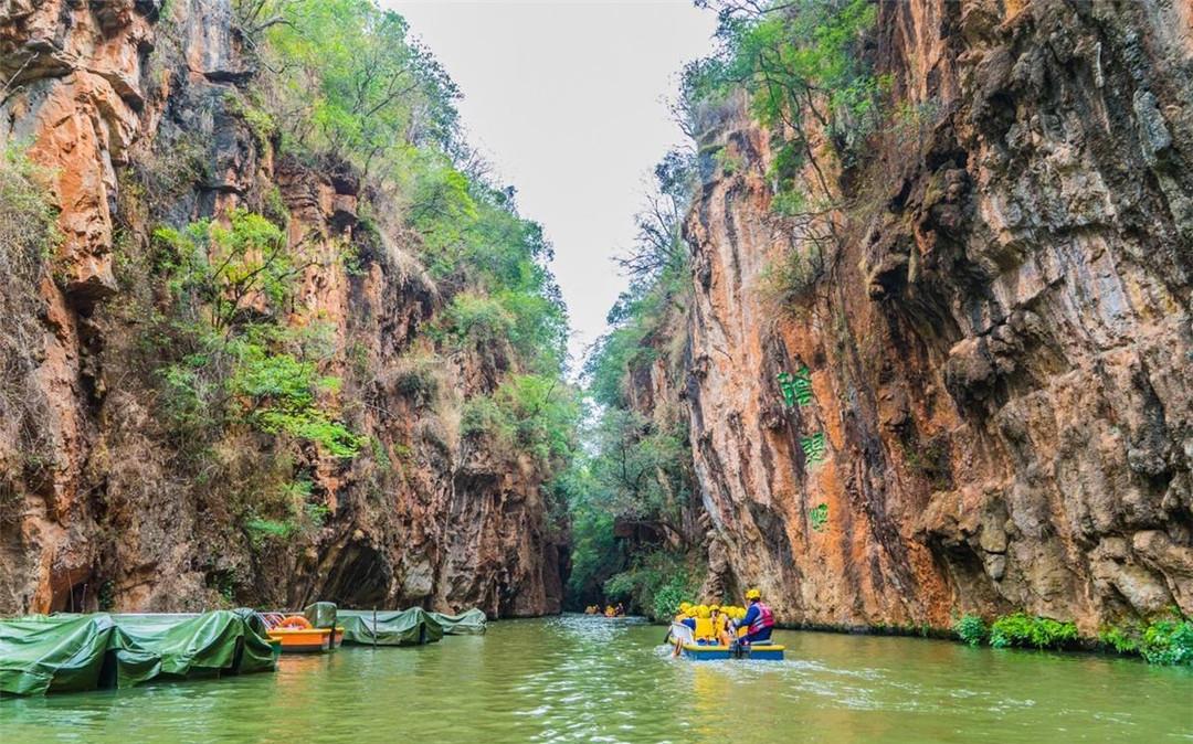 云南九乡风景区,这里山壁陡峭,更有水流湍急的瀑布存在