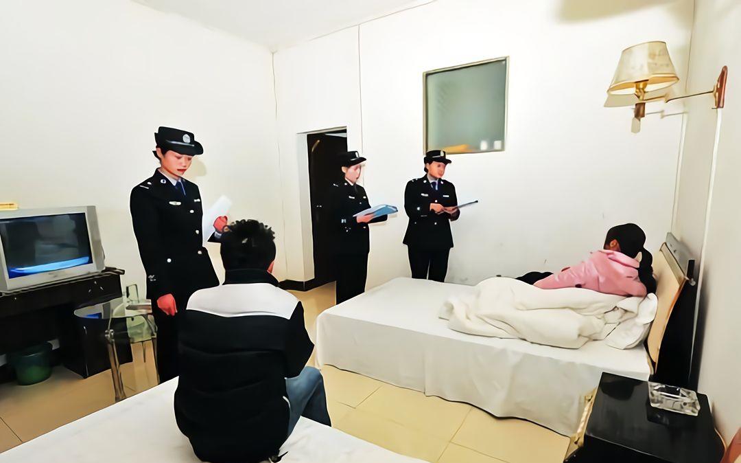 情侣在酒店休息时,碰到警察查房,怎么样证明男女关系呢?