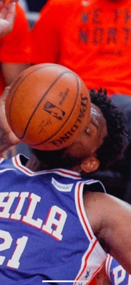 被自己扣篮的球砸到了这也太滑稽了