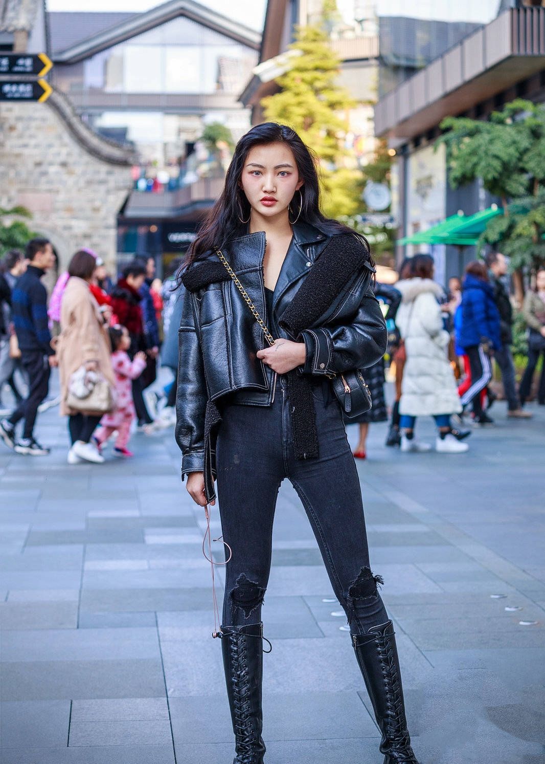 这些牛仔裤姑娘更喜欢搭配彩色的长靴显身材上档次