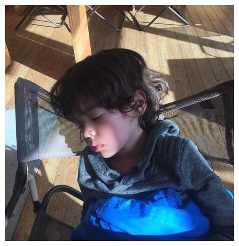 她是震惊全国的最丑名模生出个混血儿子却帅得炸天