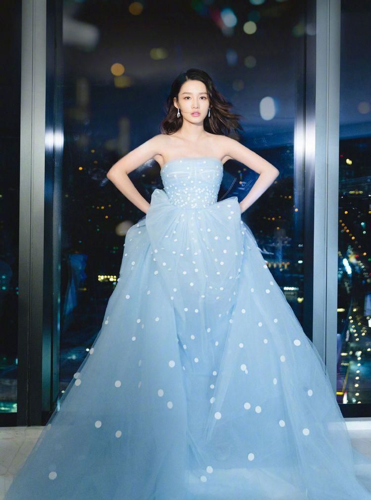 李沁身穿一袭淡蓝色礼服,仙气十足,女神感爆棚!