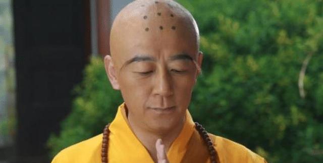 古代和尚的头上有6个点现代和尚却没有了答案原来在1983年