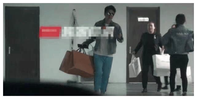 贾乃亮满手提着女性品牌的购物袋被网友偶遇，这是给李小璐买的？