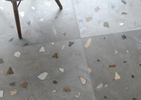 地面装修不流行铺瓷砖了，以前被弃用的水磨石，如今玩出了新花样