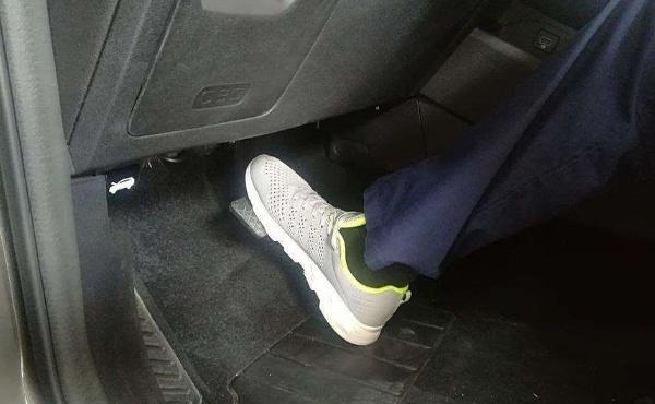 等红灯时,为什么一些开自动挡的车主总喜欢踩刹车呢?