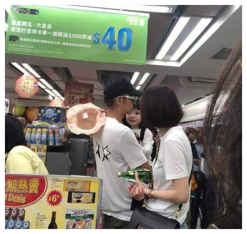 张丹峰洪欣现身超市购物，怀抱女儿满脸笑意，身旁洪欣很温柔！
