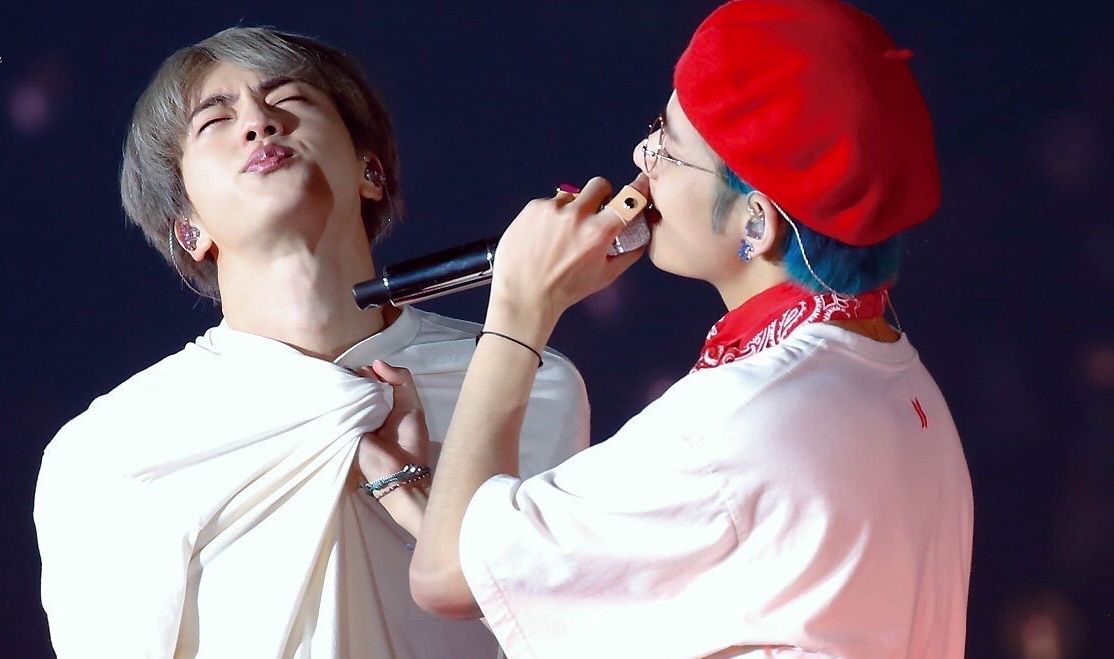 防弹少年团:围巾vjincp放大招!近期演唱会甜蜜对视还要抱抱!