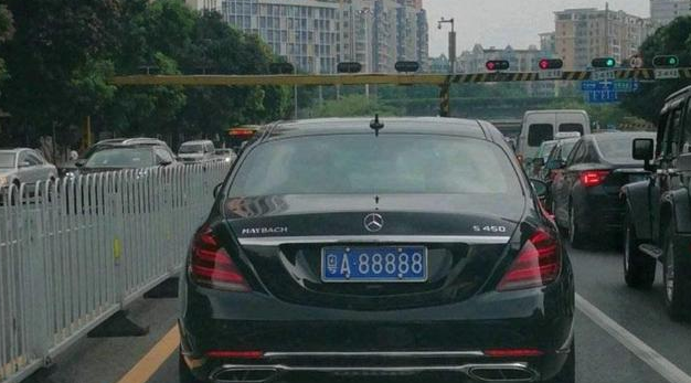 从劳斯莱斯到奔驰s550再到迈巴赫450,曾宪梓的车是越换越低调,有人说