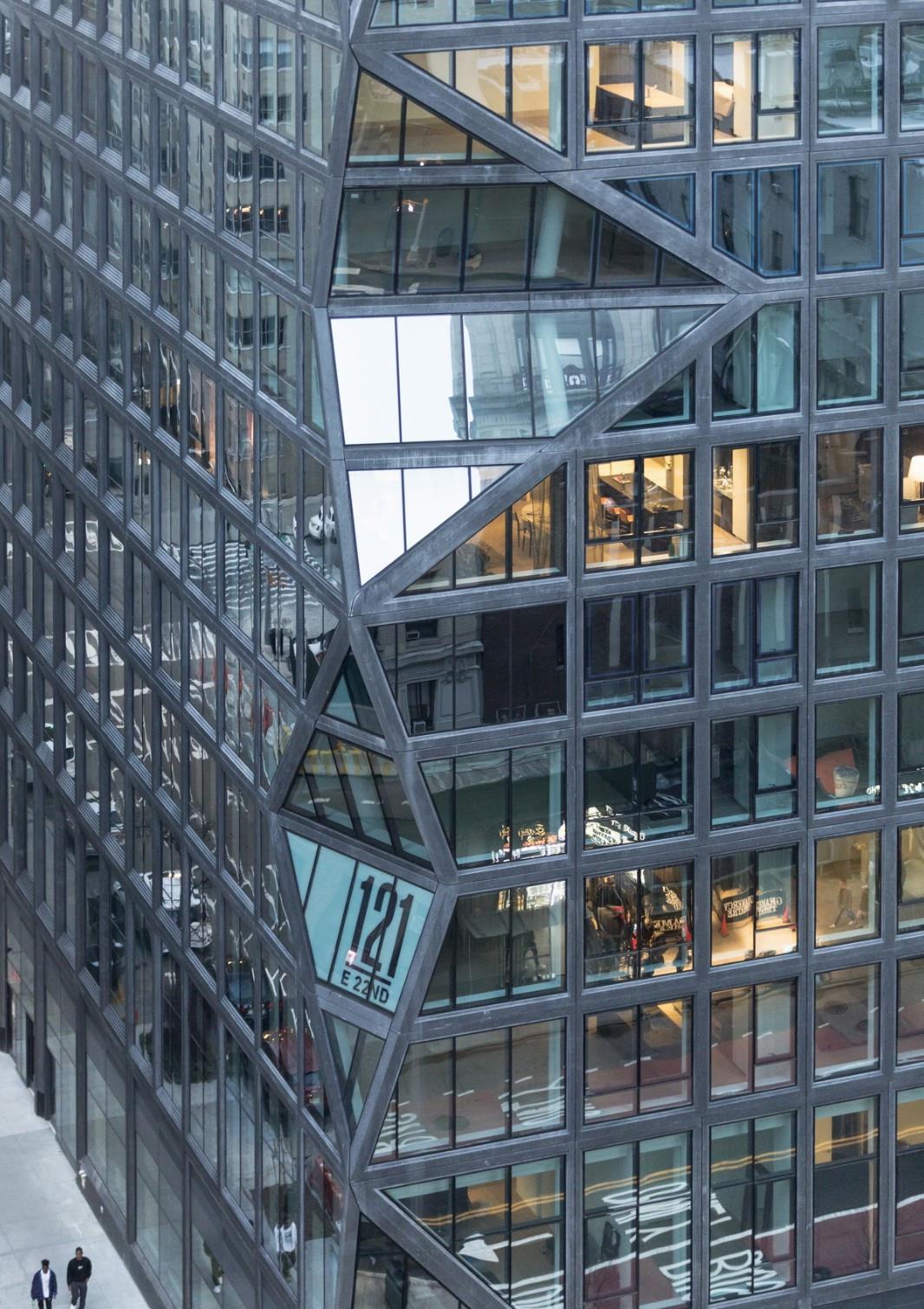 这座公寓的外立面是采用是明框玻璃幕墙设计的,而且幕墙设计理念也很